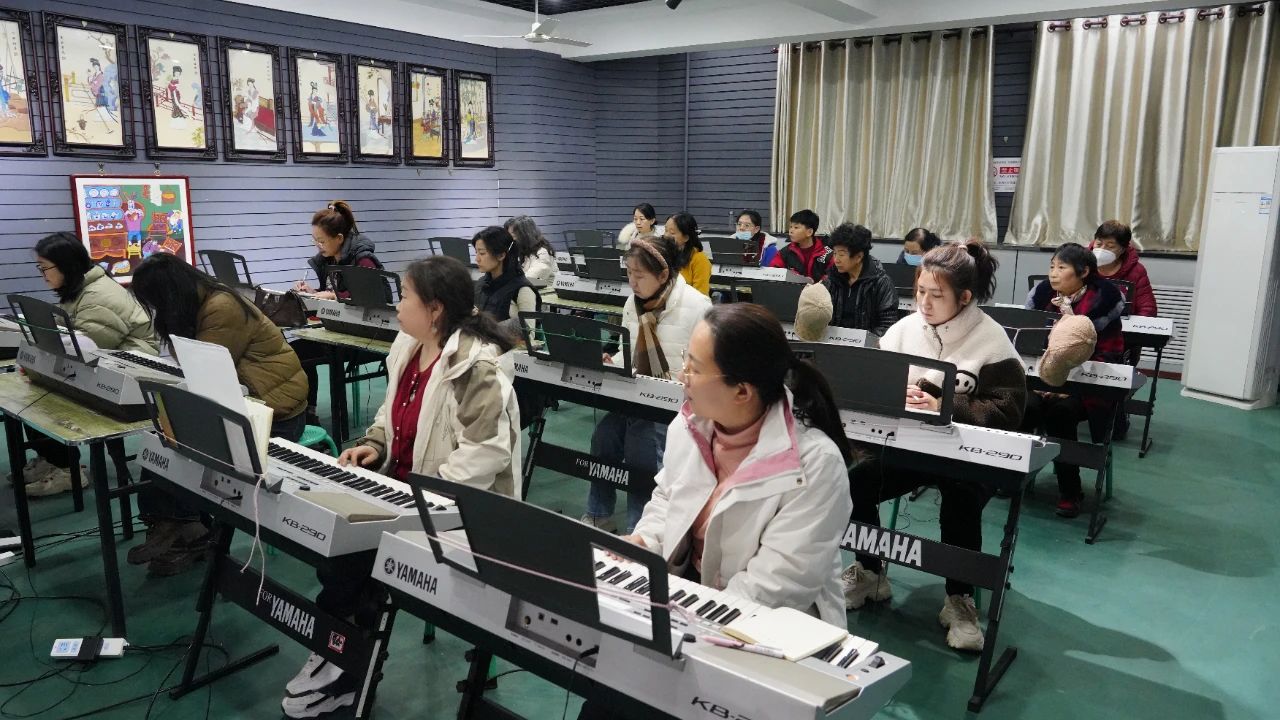 3月15日,2025年辛集市文化館青年夜校電子琴培訓開課啦!