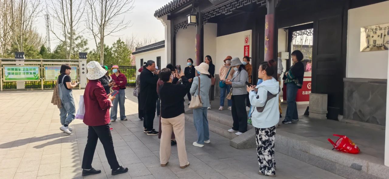 辛集市文化館青年夜校手機(jī)短視頻拍攝剪輯培訓(xùn)班拍攝團(tuán)隊(duì)走進(jìn)浣溪園開展采風(fēng)實(shí)踐活動(dòng)