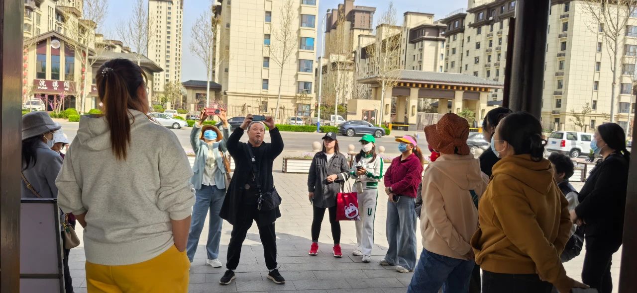 辛集市文化館青年夜校手機(jī)短視頻拍攝剪輯培訓(xùn)班拍攝團(tuán)隊(duì)走進(jìn)浣溪園開展采風(fēng)實(shí)踐活動(dòng)