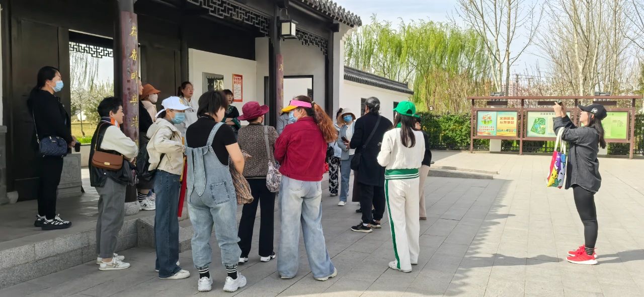 辛集市文化館青年夜校手機(jī)短視頻拍攝剪輯培訓(xùn)班拍攝團(tuán)隊(duì)走進(jìn)浣溪園開展采風(fēng)實(shí)踐活動(dòng)