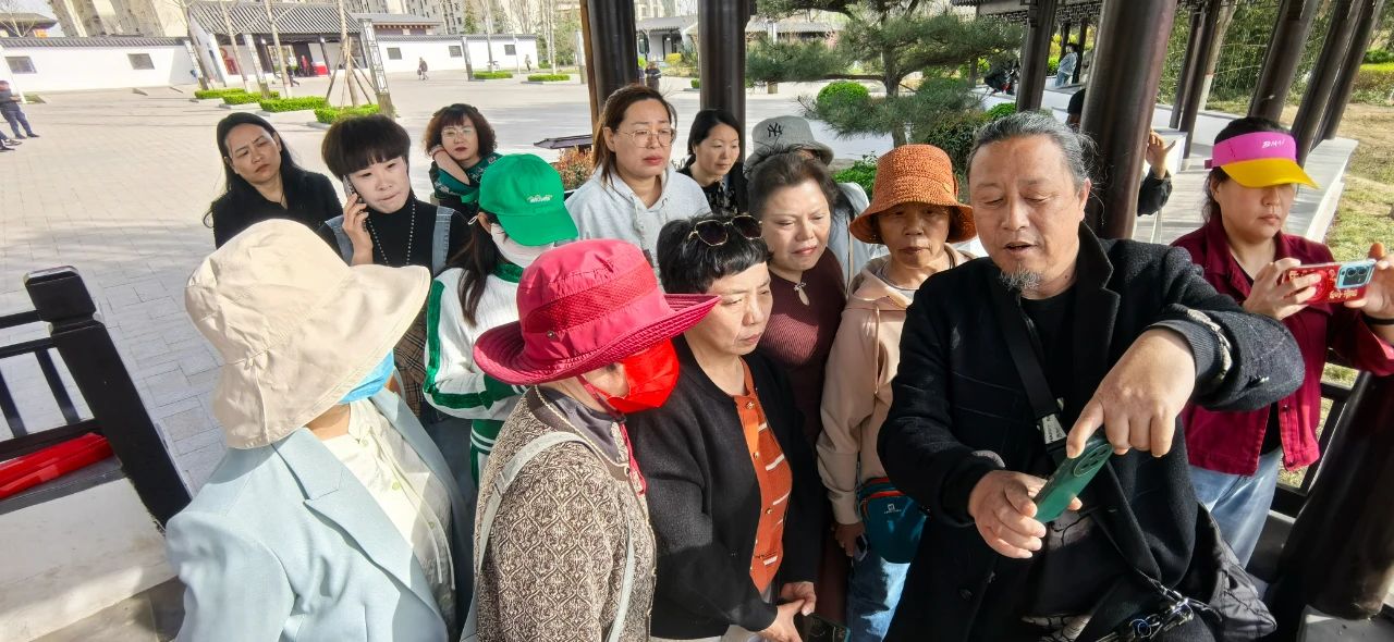 辛集市文化館青年夜校手機(jī)短視頻拍攝剪輯培訓(xùn)班拍攝團(tuán)隊(duì)走進(jìn)浣溪園開展采風(fēng)實(shí)踐活動(dòng)