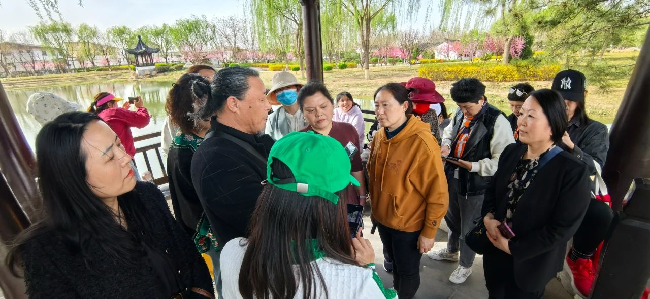 辛集市文化館青年夜校手機(jī)短視頻拍攝剪輯培訓(xùn)班拍攝團(tuán)隊(duì)走進(jìn)浣溪園開展采風(fēng)實(shí)踐活動(dòng)