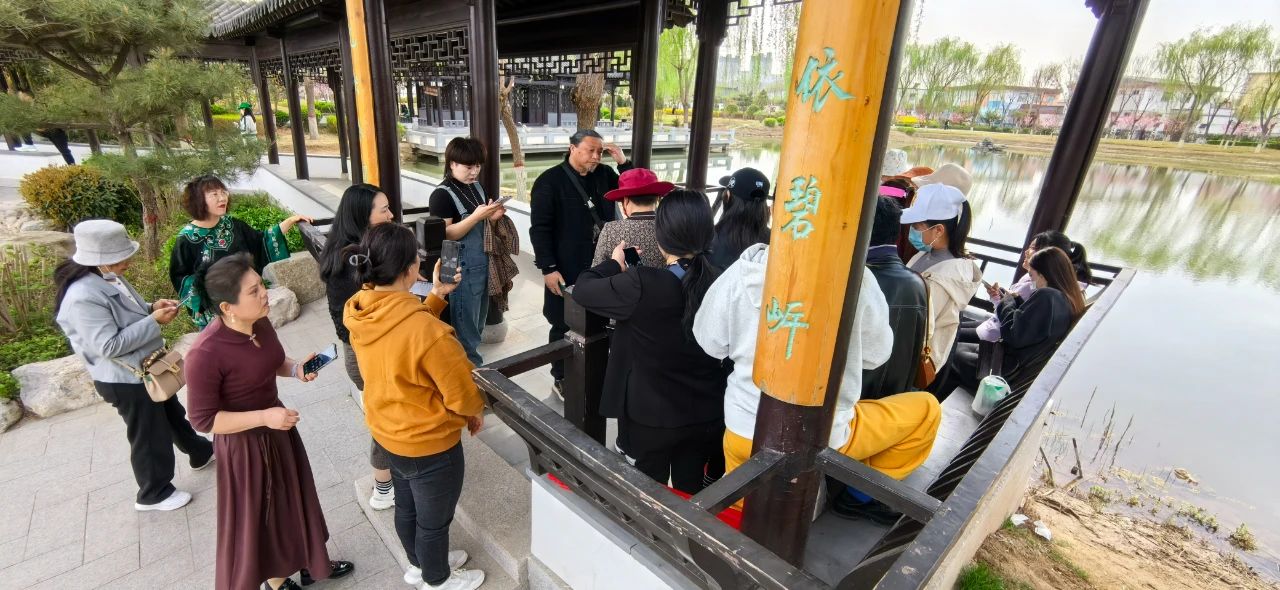 辛集市文化館青年夜校手機(jī)短視頻拍攝剪輯培訓(xùn)班拍攝團(tuán)隊(duì)走進(jìn)浣溪園開展采風(fēng)實(shí)踐活動(dòng)