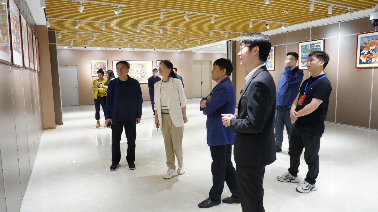 辛集農民畫亮相石家莊市長安區(qū)文化體育活動中心