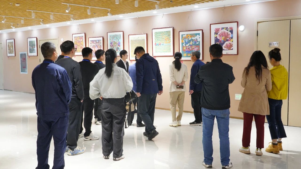 辛集農民畫亮相石家莊市長安區(qū)文化體育活動中心