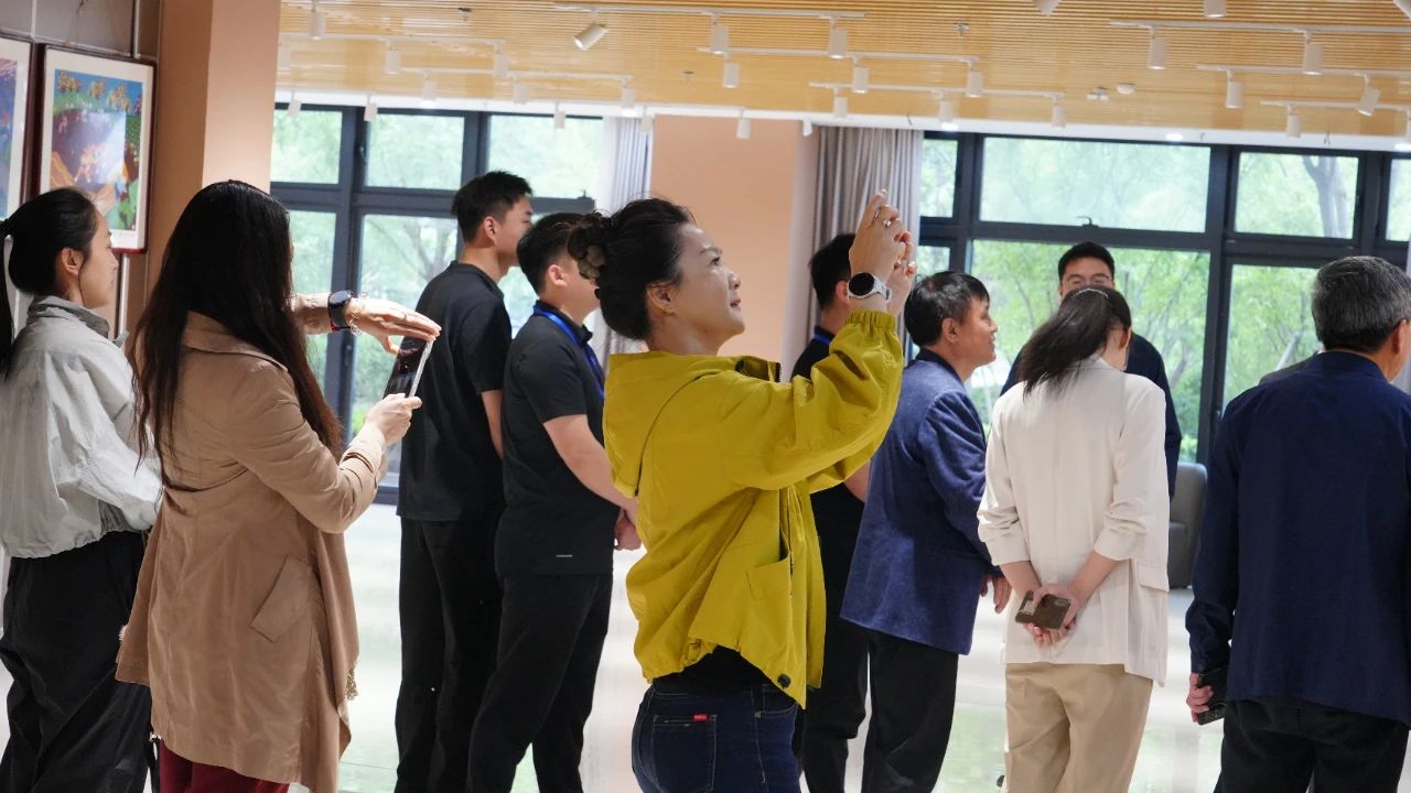辛集農民畫亮相石家莊市長安區(qū)文化體育活動中心