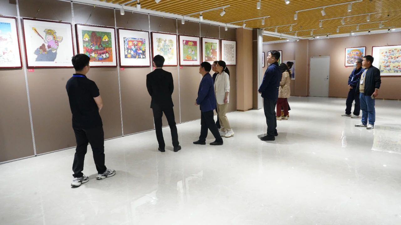 辛集農民畫亮相石家莊市長安區(qū)文化體育活動中心